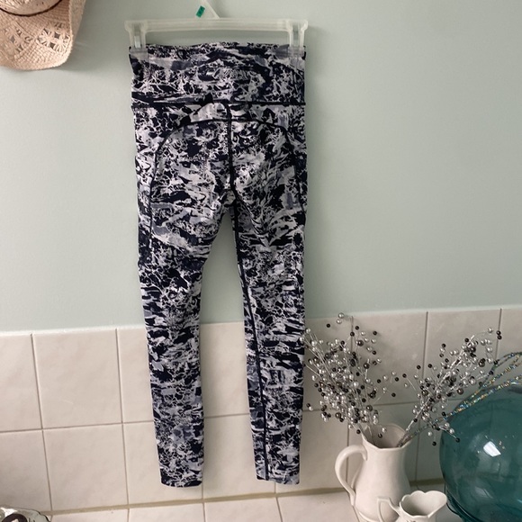 Lululemon Super lightweight no sweat breathable limited edition seamless bottoms - Picture 2 of 11